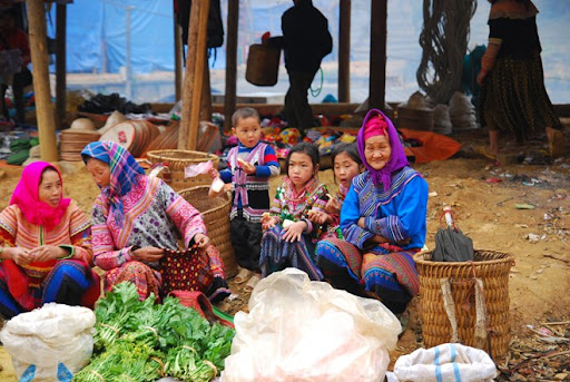Khi bước chân đến chợ phiên Cán Cấu ai nấy cũng cảm nhận thấy không khí sôi động, náo nức như ngày hội của đồng bào dân tộc. Ảnh: Lê Mạnh