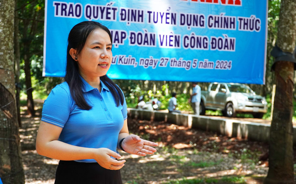 Bà Bùi Thị Ngọc Linh - Chủ tịch Công đoàn DAKRUCO phát biểu tại chương trình. ẢNH: Hải Danh