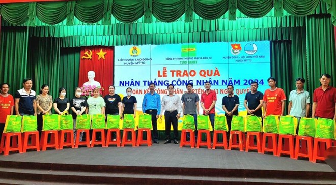 Trao 130 phần quà cho đoàn viên, người lao động ở Sóc Trăng