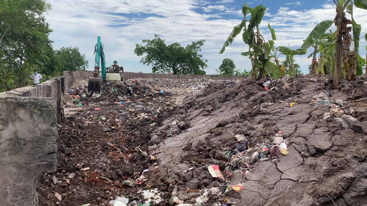 Bãi rác thôn Cự Trữ (xã Phương Định, huyện Trực Ninh, tỉnh Nam Định) trước và sau khi Báo Lao Động phản ánh. Ảnh: Hà Vi