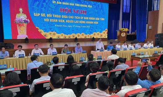 Ông Nguyễn Tấn Tuân - Chủ tịch UBND tỉnh Khánh Hòa đối thoại với đoàn viên, người lao động. Ảnh: Phương Linh
