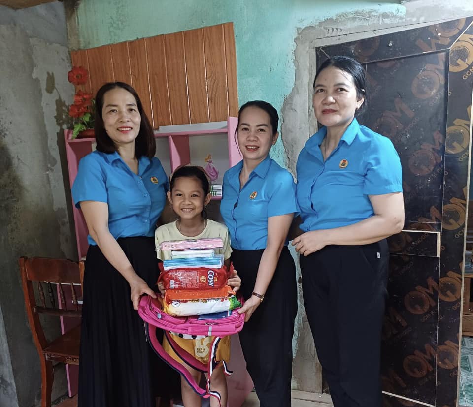 Công đoàn cơ sở Trường Mầm non Hướng Hiệp (huyện Đakrông, tỉnh Quảng Trị) tặng góc học tập cho con đoàn viên có hoàn cảnh khó khăn. Ảnh: Hưng Thơ