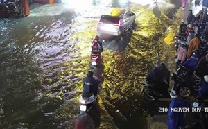 Nhiều tuyến đường bị ngập, một số khu vực ở TPHCM mất điện vì mưa lớn