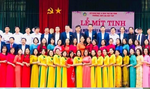 Các thầy cô biệt phái và hội đồng sư phạm Trường THPT Hà Huy Tập, Cẩm Sơn, Hà Tĩnh. Ảnh: Hồng Ngân