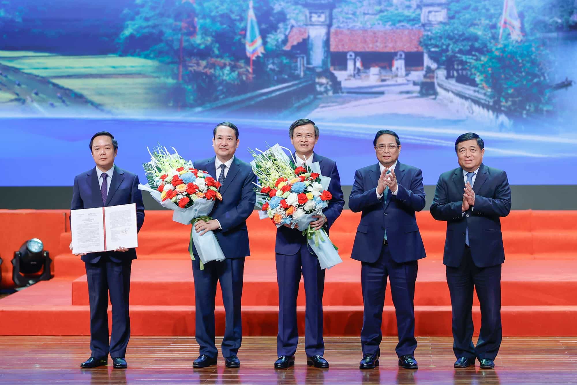 Thủ tướng Chính phủ Phạm Minh Chính và Bộ trưởng Bộ Kế hoạch và Đầu tư trao Quyết định công bố quy hoạch tỉnh Ninh Bình thời kỳ 2021 - 2030 tầm nhìn đến năm 2050 cho lãnh đạo tỉnh Ninh Bình. Ảnh: Nguyễn Hải