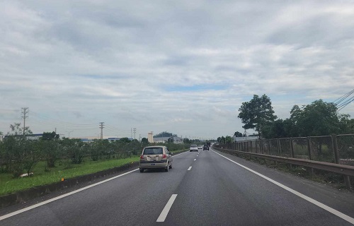 Xe gắn biển tập lái chạy 40-50km/giờ trên làn đường 90kkm/giờ tại cao tốc Hà Nội - Thái Nguyên. Ảnh: Minh Hạnh