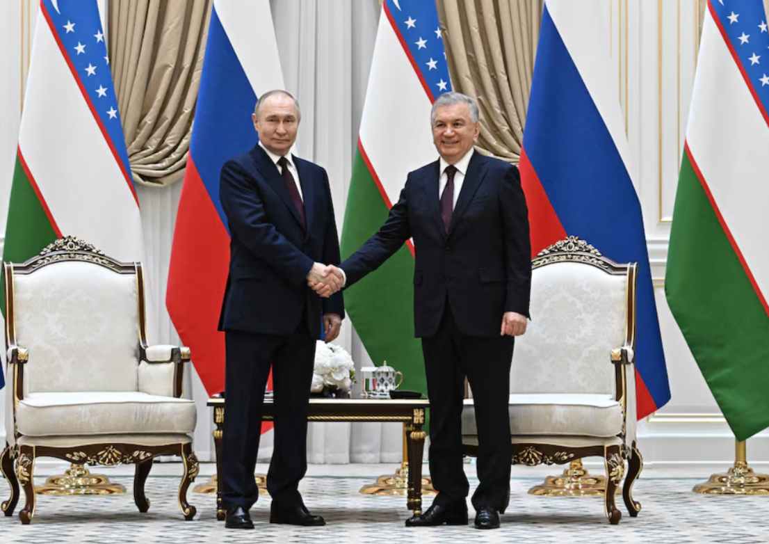 Tổng thống Uzbekistan Shavkat Mirziyoyev đón Tổng thống Nga Vladimir Putin ngày 27.5.2024. Ảnh: Sputnik