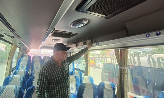 Anh Trần Mạnh Linh - nhân viên nhà xe Phúc Hưng (tuyến Phú Thọ - Hà Nội) ngán ngẩm khi hàng ghế vẫn vắng khách trước giờ xe xuất bến. Ảnh: Thu Giang