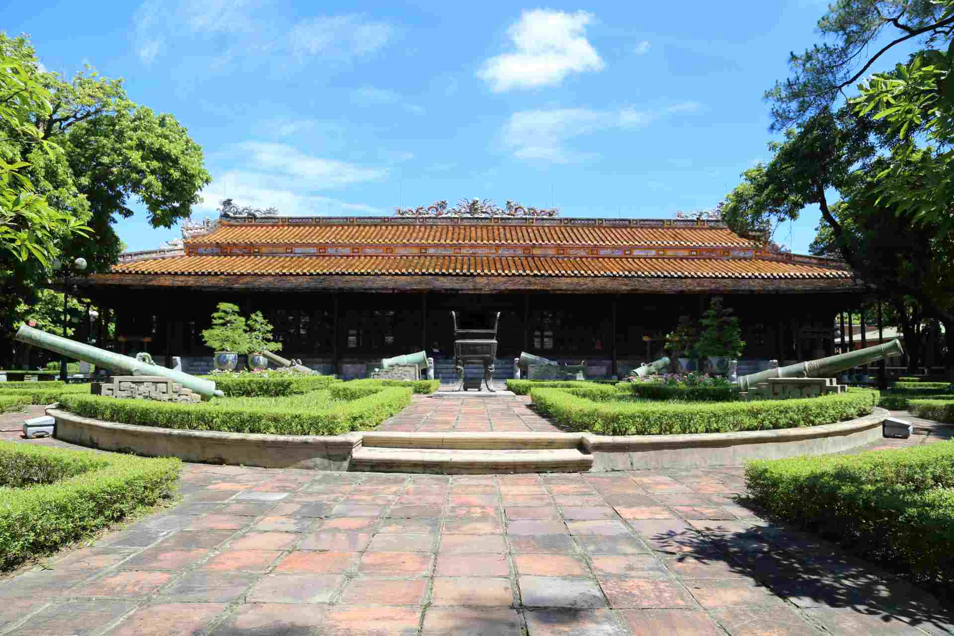 Trung tâm Bảo tồn Di tích Cố đô Huế cùng Trung tâm CNTT tỉnh Thừa Thiên Huế (Hue CIT) đã tiên phong trong việc tích hợp công nghệ để lần đầu tiên định danh số 10 cổ vật triều Nguyễn tại Bảo tàng Cổ vật Cung đình Huế.