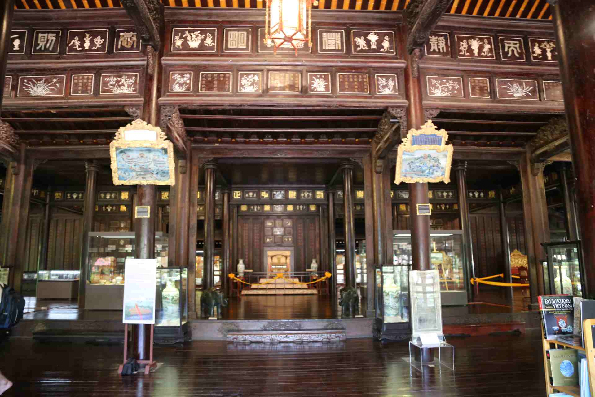 Những cổ vật đã được lựa chọn để định danh là các cổ vật tiêu biểu, quý giá, đặc trưng của vua quan nhà Nguyễn như: ngai, kiệu, hia (đồ ngự dụng dùng trong sinh hoạt và lễ nghi),...