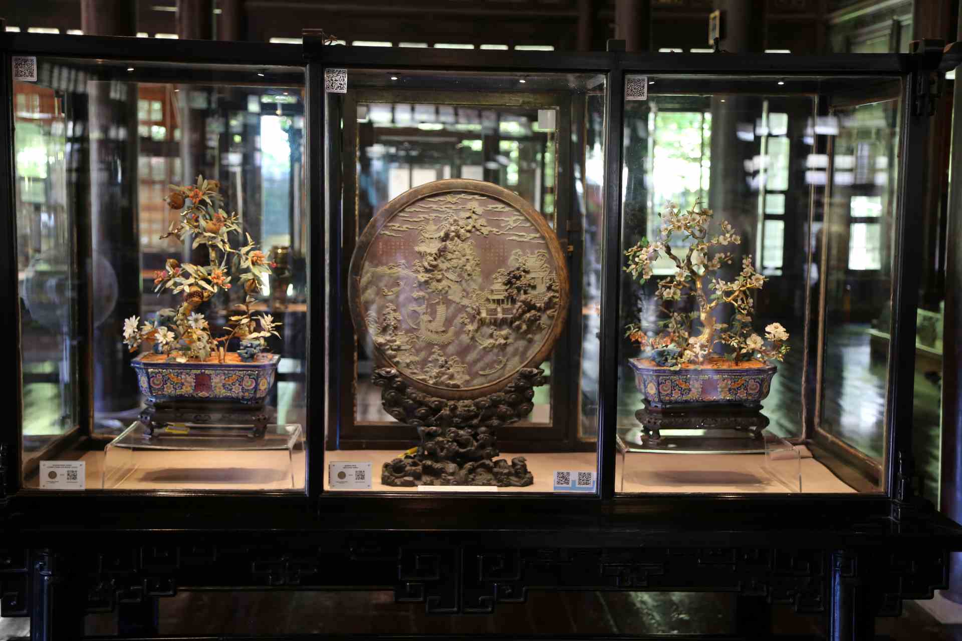 Bức phù điêu chạm khắc cảnh đẹp được tạo tác vào Minh Mạng năm thứ sáu (1825). Mặt trước bức phù điêu được chạm trổ đá quý với đình tạ, cây cối, chim muông, sông nước, thuyền bè và hai con chim hạc ngậm cuốn thư bay lẫn trong mây,... Mặt sau bức phù điêu có khắc bài minh ca ngợi các đời vua trước đã tìm ra nguồn gốc của đạo thánh hiền cho người đời sau noi theo mà trị nước. Vua Minh Mạng viết bài này răn dạy các đời vua sau phải học tập, dùi mài kinh sử để trở thành đấng minh quân.