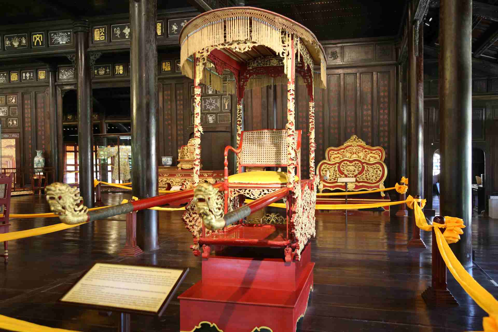 “Kiệu vua triều Nguyễn“, đây là chiếc kiệu chạm lộng đồ án “Lưỡng long triều nhật”, sơn son thếp vàng của vua Bảo Đại, dùng để đi lại trong phạm vi hoàng thành Huế thời Nguyễn. Kiệu gồm một cái ghế chạm long vân, có mái che, đặt trên một giàn đòn dài với hai màu chủ đạo là vàng và đỏ. Hai tay đòn của kiệu là hình ảnh rồng biểu tượng của vua, với đầu rồng ở trước và đuôi rồng ở cuối kiệu.