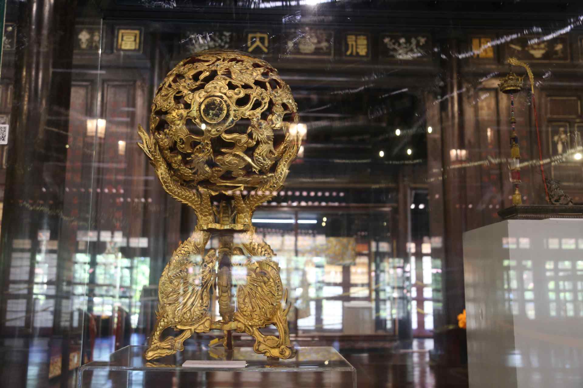 Theo ông Hoàng Việt Trung, Giám đốc Trung tâm Bảo tồn Di tích Cố đô Huế, công nghệ của Phygital Labs là cầu nối đưa các cổ vật đang được lưu giữ và trưng bày đến với thế giới số, hỗ trợ trong công tác số hoá, lưu giữ, phát huy giá trị cổ vật nói riêng và di sản của triều Nguyễn, văn hóa Huế nói chung.