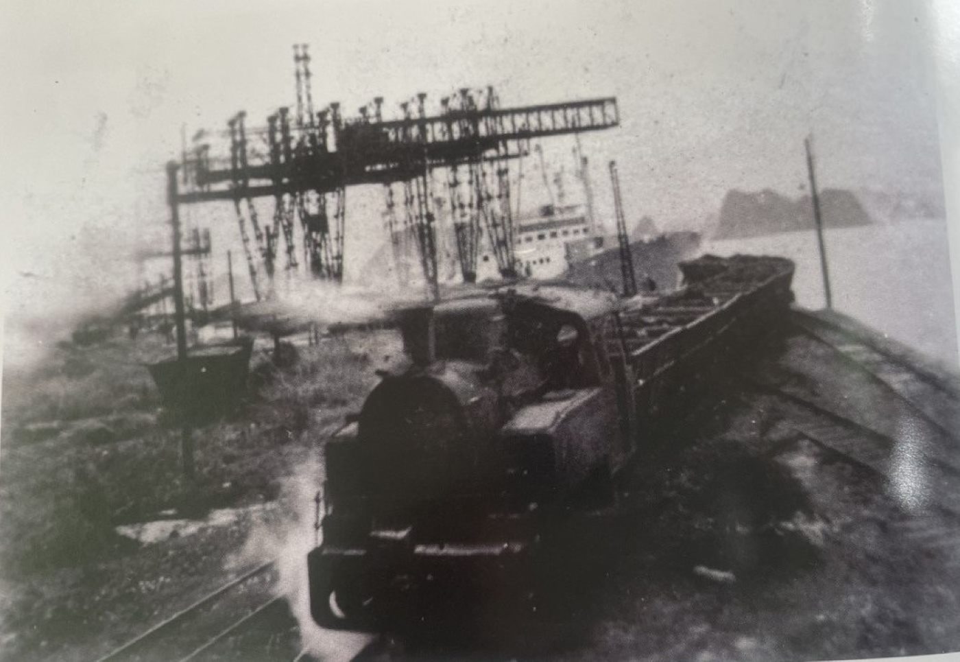 Đầu máy chạy bằng hơi nước kéo than ra Cảng Cửa Ông năm 1966. Ảnh: Tư liệu