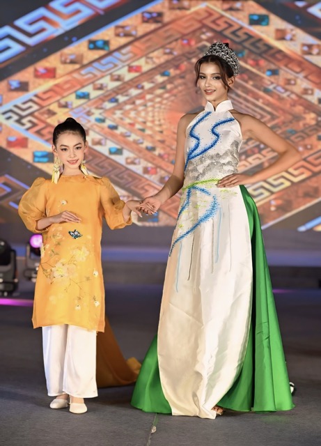 Sải bước đầy bản lĩnh, tự tin trên sân khấu cùng nàng hậu đến từ Ấn Độ Arshina Sumbul. Tuyết Mai là người mẫu nhí duy nhất giữ vai trò vedette cùng Hoa hậu Hòa bình Ấn Độ. Cả hai trình diễn bộ sưu tập “Tà áo Việt“.  