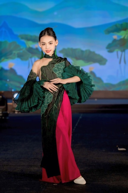 Được đánh giá là gương mặt tài năng của sàn catwalk Việt, Đại sứ Tuyết Mai còn tham gia trình diễn thời trang của nhà thiết kế Nhật Thực.  