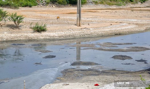 Nguồn nước sông Ngũ Huyện Khê bị ô nhiễm nặng do nước thải từ hoạt động sản xuất giấy ở Phong Khê (TP Bắc Ninh). Ảnh: Trần Tuấn