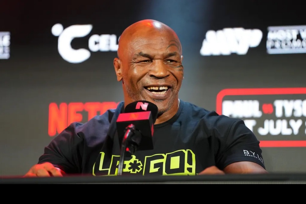 Huyền thoại Mike Tyson gặp vấn đề sức khỏe khi đang trên máy bay