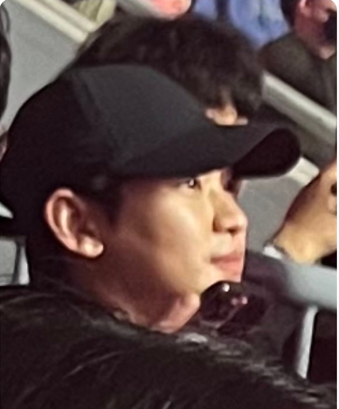 Kim Soo Hyun từng có mặt ở buổi hòa nhạc của IU hồi tháng 3. Ảnh: Cắt từ video