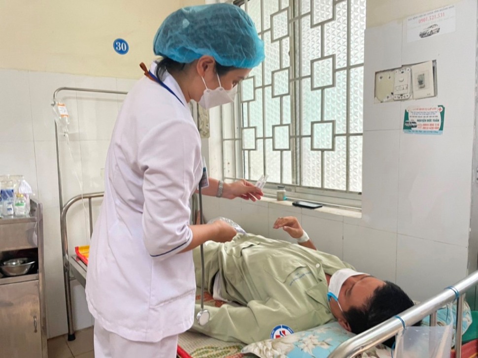 Các bệnh nhân bị ngộ độc thực phẩm sau khi ăn bánh mỳ ở chợ đầu mối TP Quảng Ngãi, đang được điều trị tại Bệnh viện Đa khoa tỉnh Quảng Ngãi. Ảnh: Viên Nguyễn