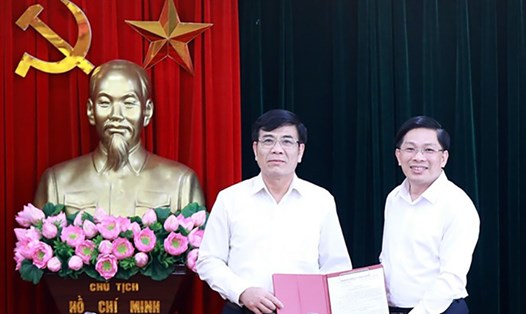Ông Đặng Văn Dũng - Phó Trưởng Ban Nội chính Trung ương - trao quyết định, chúc mừng ông Phan Đức Sơn (bên trái). Ảnh: Ban Nội chính Trung ương
