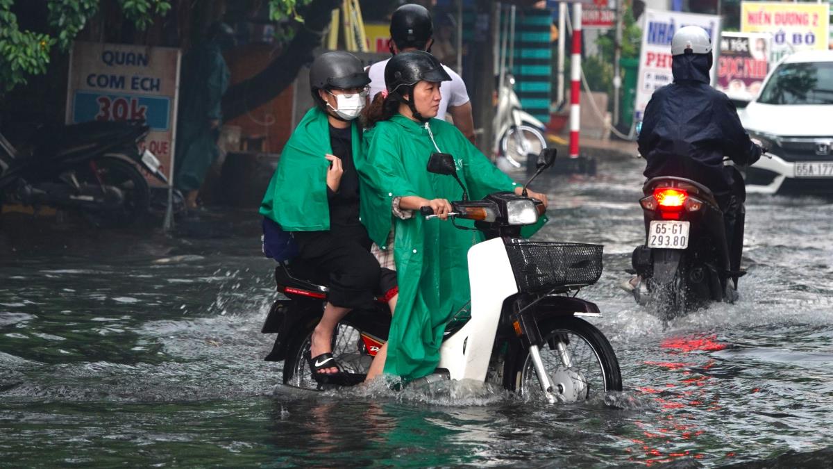 Nước ngập ngày cao, rút chậm nên nhiều chỗ hơn nửa bánh xe, thậm chí nhiều nơi nước còn tràn lên vỉa hè, gây khó khăn cho việc đi lại và buôn bán của người dân.