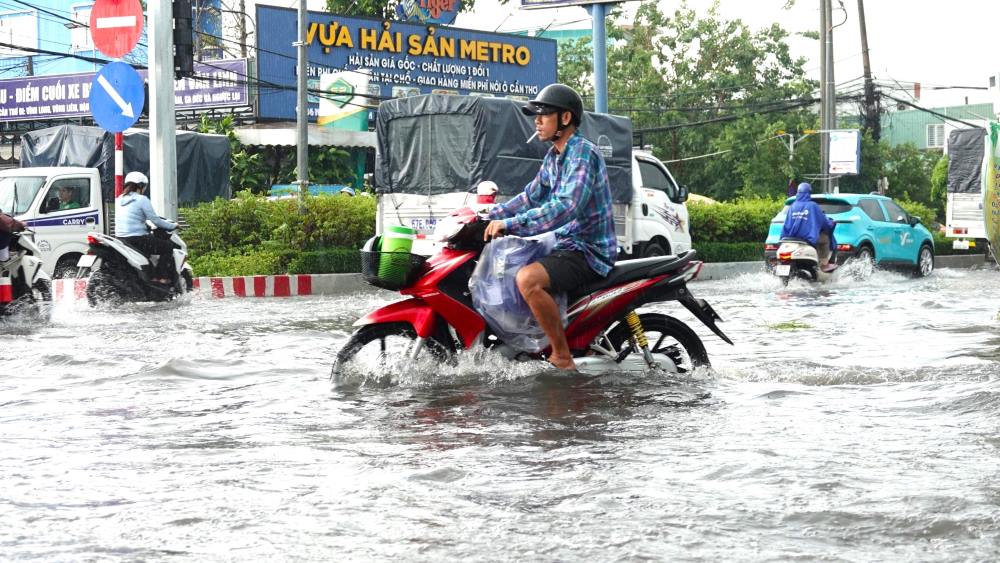 Trong sáng nay (28.5), Đài Khí tượng thủy văn Nam Bộ đã phát đi bản tin cảnh báo dông, lốc, sét, mưa đá, mưa lớn cục bộ tại khu vực Nam Bộ. Theo đó, qua theo dõi trên ảnh mây vệ tinh, ảnh ra đa thời tiết, định vị sét cho thấy mây dông đang phát triển gây mưa rào và kèm theo dông, sét trên khu vực.