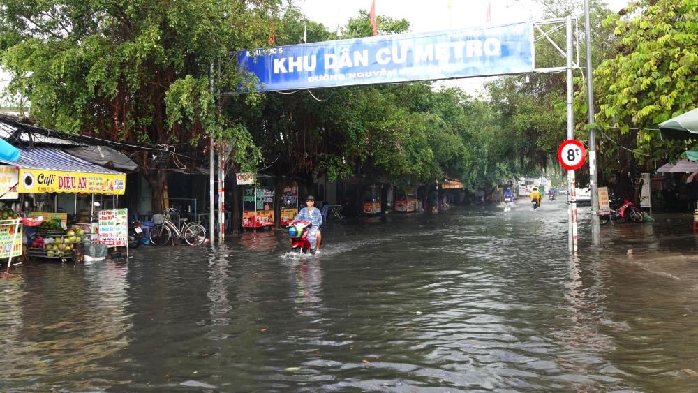 Tại khu dân cư Metro trên đường Nguyễn Văn Linh, nước mênh mông như sông.