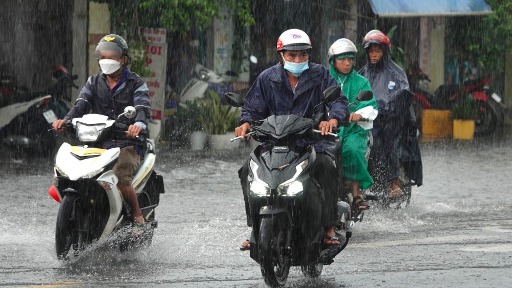 Ghi nhận PV Báo Lao Động, mưa lớn trắng trời vào sáng đầu ngày, kèm theo sấm chớp và giông lốc kéo dài hơn một tiếng, gây ngập nặng tại nhiều tuyến đường trung tâm TP Cần Thơ.