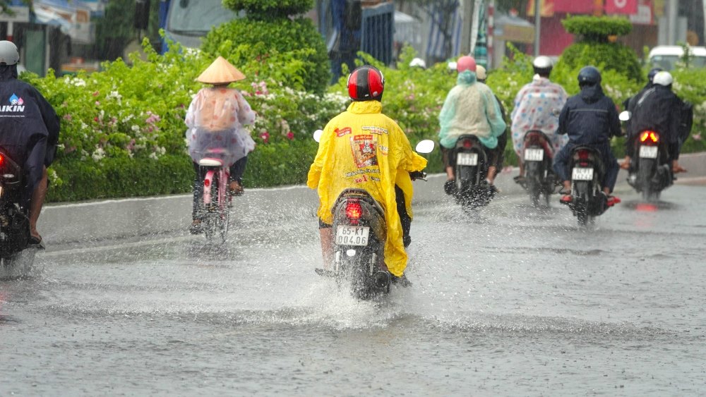 Dự báo, trong những giờ tới, mây dông tiếp tục phát triển và gây mưa rào kèm theo dông, sét cho các khu vực kể trên, sau đó mây dông có xu hướng mở rộng. Lượng mưa phổ biến từ 10 - 20mm, có nơi trên 30mm. Trong cơn dông, người dân cần đề phòng lốc, sét, mưa đá, gió giật mạnh cấp 5 - 8.