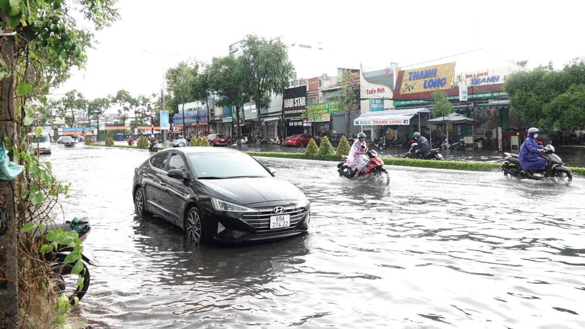 Anh Huỳnh Hoàng Bá (29 tuổi, TP Cần Thơ) chia sẻ, mưa lớn bất ngờ và ngập sâu tại một số tuyến đường khiến xe của anh bị tắt máy và phải dẫn bộ. Riêng tuyến đường Trần Văn Hoài, dù mưa tạnh nhưng rất lâu sau nước vẫn chưa rút hết.