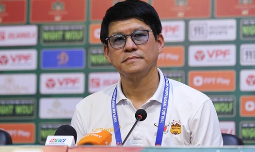 Huấn luyện viên Vũ Tiến Thành tham dự họp báo sau trận thua của Hoàng Anh Gia Lai trước TPHCM. Ảnh: Thanh Vũ