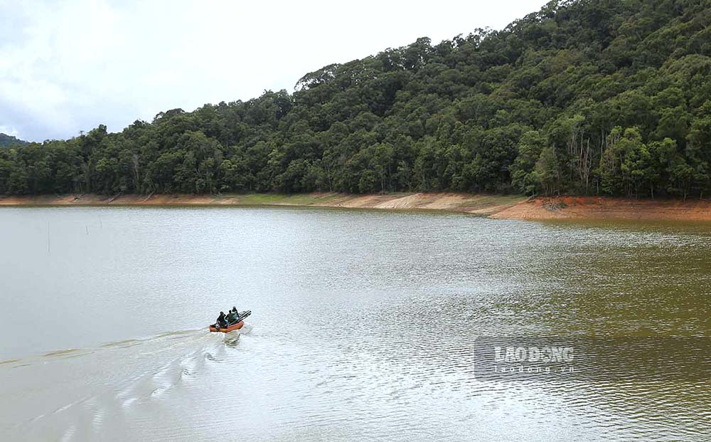 Hồ Pá Khoang nằm trải rộng trên địa bàn 2 xã Pá Khoang và Mường Phăng thuộc TP Điện Biên Phủ, tỉnh Điện Biên. Đây là công trình thủy lợi nằm ở độ cao gần 900m so với mực nước biển có sức chứa khoảng 6.000.000 m3 nước cung cấp nguồn tưới cho gần 10.000 ha lúa 2 vụ.