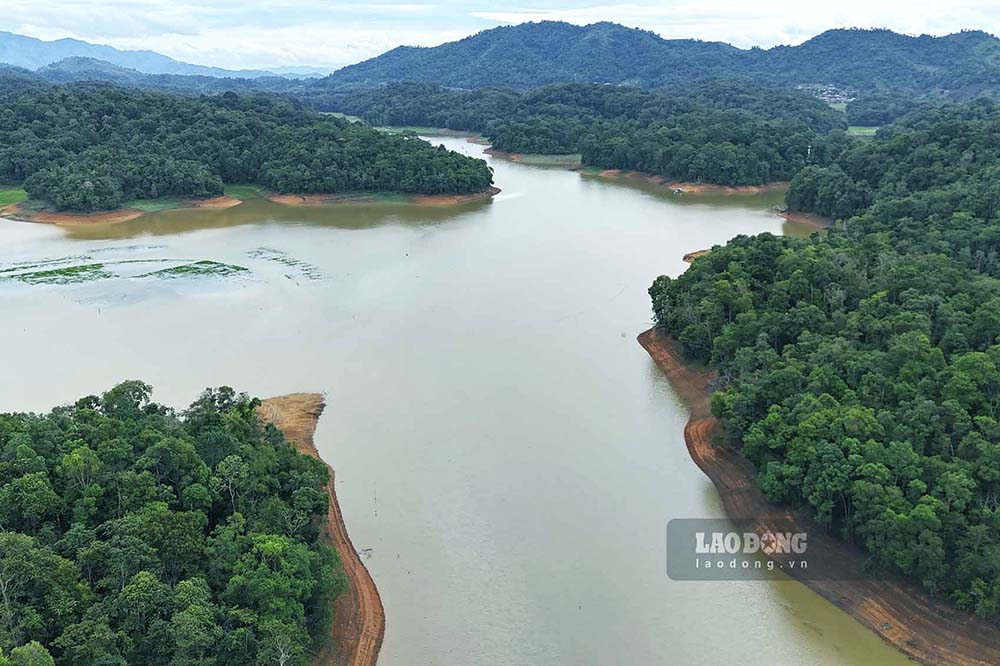 Cách trung tâm TP. Điện Biên Phủ khoảng hơn 20km là quần thể du lịch hồ Pá Khoang - nơi có vẻ đẹp thơ mộng, hoang sơ và hấp dẫn. 