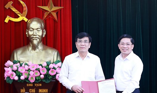 Ông Đặng Văn Dũng, Phó Trưởng Ban Nội chính Trung ương trao quyết định, chúc mừng ông Phan Đức Sơn (bên trái ảnh). Ảnh: Ban Nội chính Trung ương