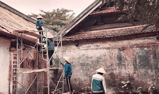 Công nhân đang thi công dự án tu bổ di tích quốc gia đặc biệt đình Hoành Sơn (Nghệ An). Ảnh: Quang Đại