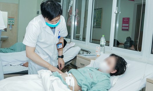 Bác sĩ thăm khám cho bệnh nhân. Ảnh: BVCC