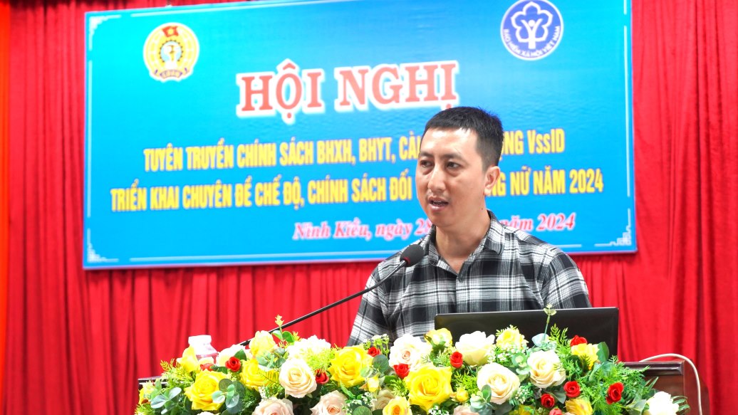 Đại diện BHXH quận Ninh Kiều chia sẻ. Ảnh: Yến Phương