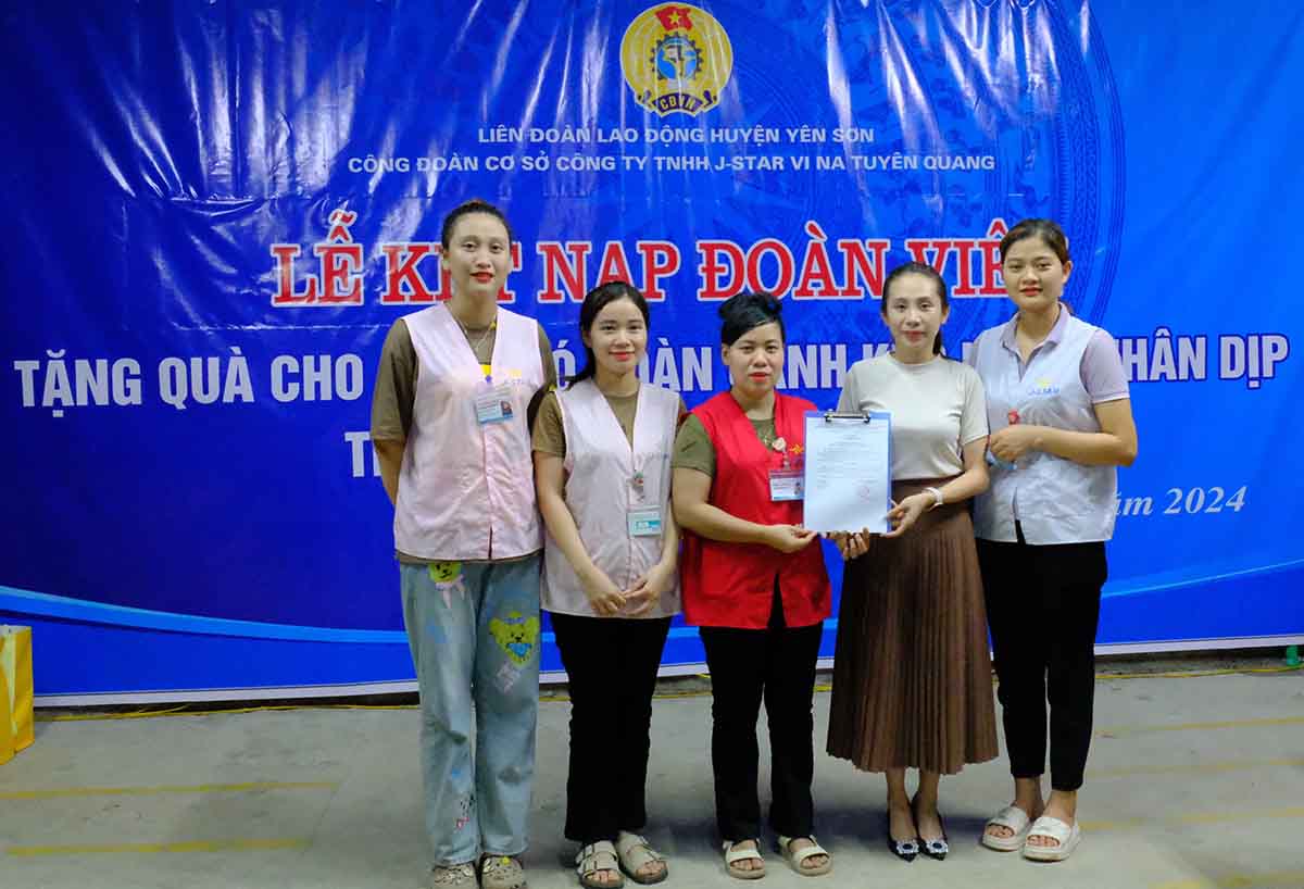 Lễ kết nạp hơn 400 công nhân lao động vào tổ chức công đoàn tại Tuyên Quang. Ảnh: Nguyễn Tùng