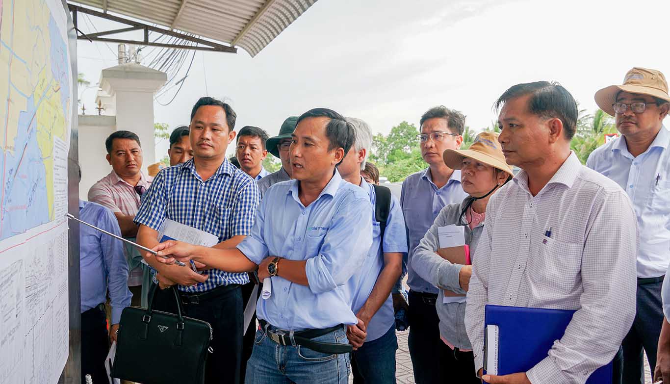 Chủ tịch UBND tỉnh Sóc Trăng Trần Văn Lâu (bìa phải) kiểm tra tiến độ thực hiện Dự án Xây dựng mới cầu Mang Cá 1 và Mang Cá 2. Ảnh: Phương Anh