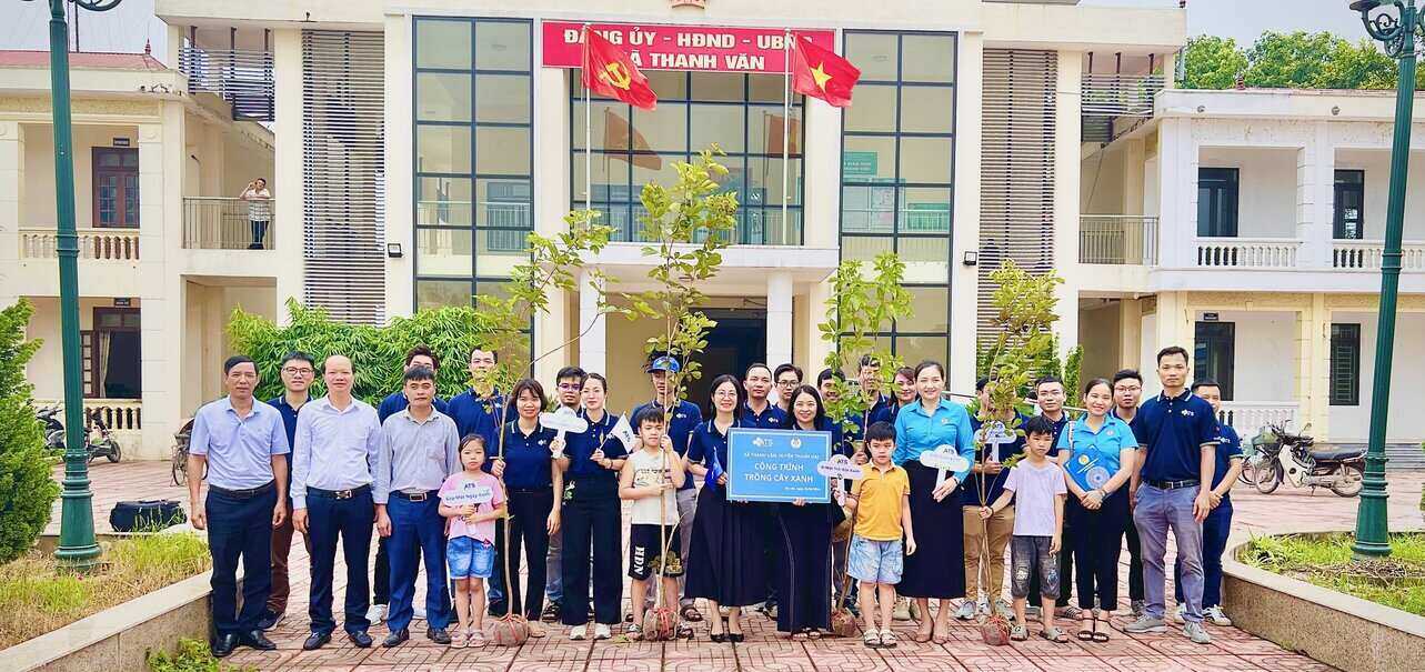Liên đoàn Lao động huyện Thanh Oai phối hợp với Công ty CP Hệ thống Kỹ thuật Ứng dụng ATS trồng đường hoa phong linh góp phần xây dựng huyện nông thông mới. Ảnh: CĐH