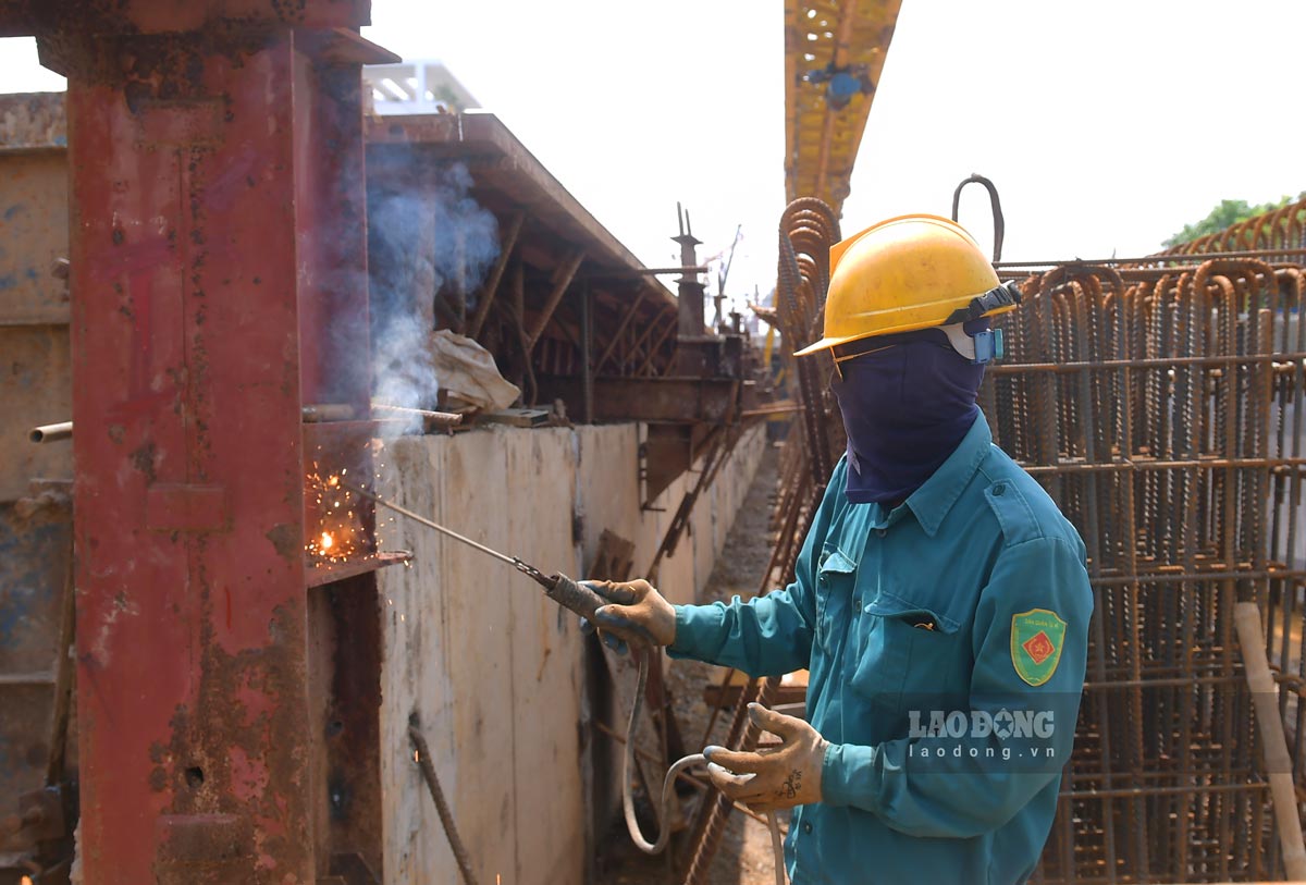 “Tôi mặc bộ đồ bảo hộ dày cộp, cộng thêm chiếc kính râm to bản để chống nắng, 