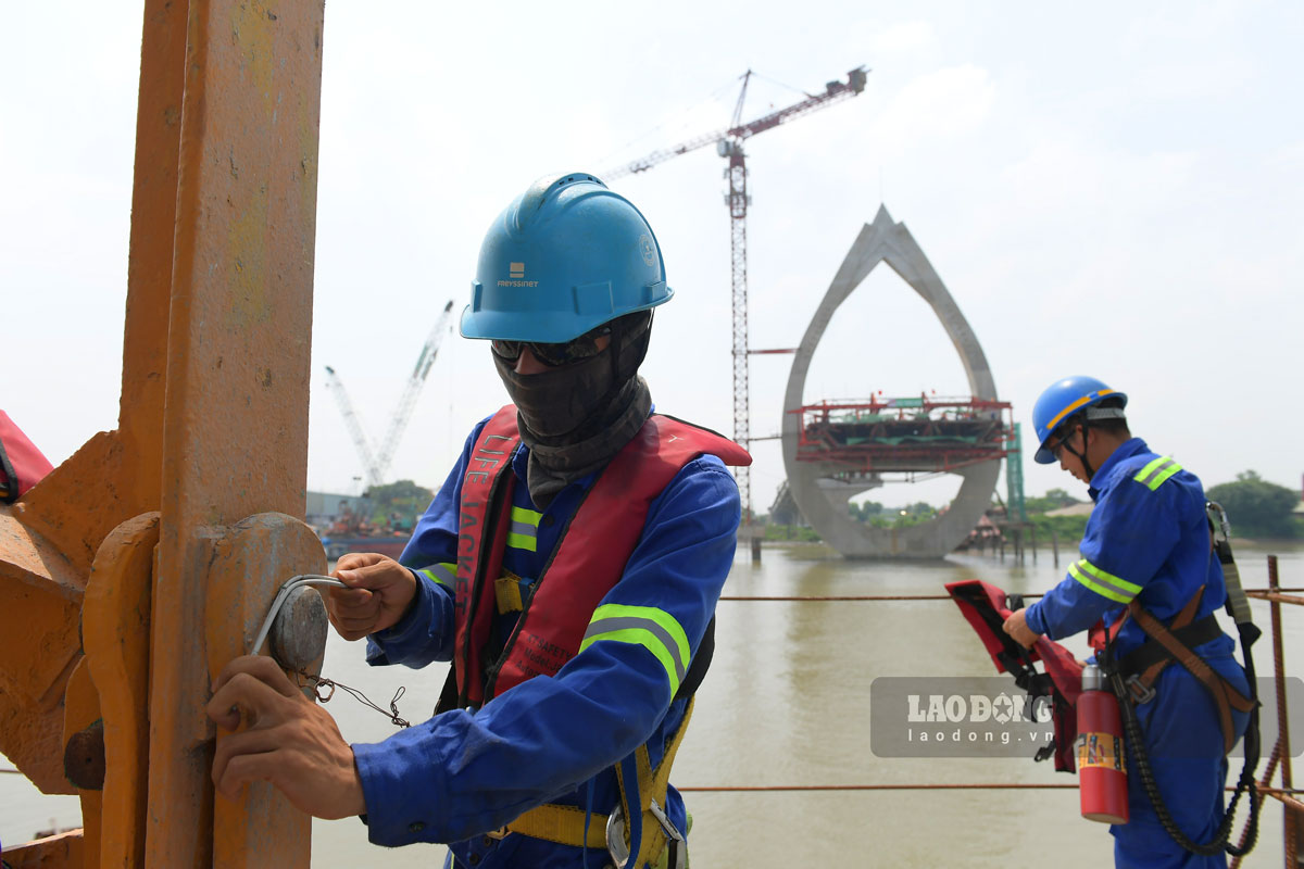 Ông Phạm Văn Ngọc - đại diện đơn vị thi công Dự án xây dựng cầu qua sông Đào 