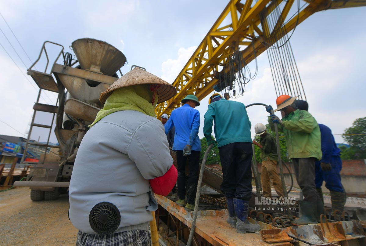 Đa số các công nhân đều trang bị cho mình những chiếc áo làm mát (có lắp quạt bên hông áo), làm dịu hơn phần nào cái nắng như thiêu đốt.