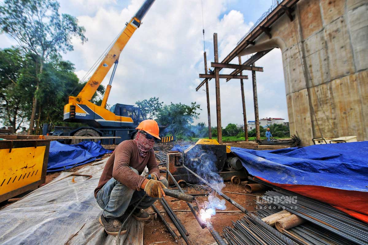 Công nhân thi công dự án xây dựng cầu qua sông Đào (nối từ đường Song Hào đến đường Vũ Hữu Lợi, TP Nam Định). Ảnh: Lương Hà