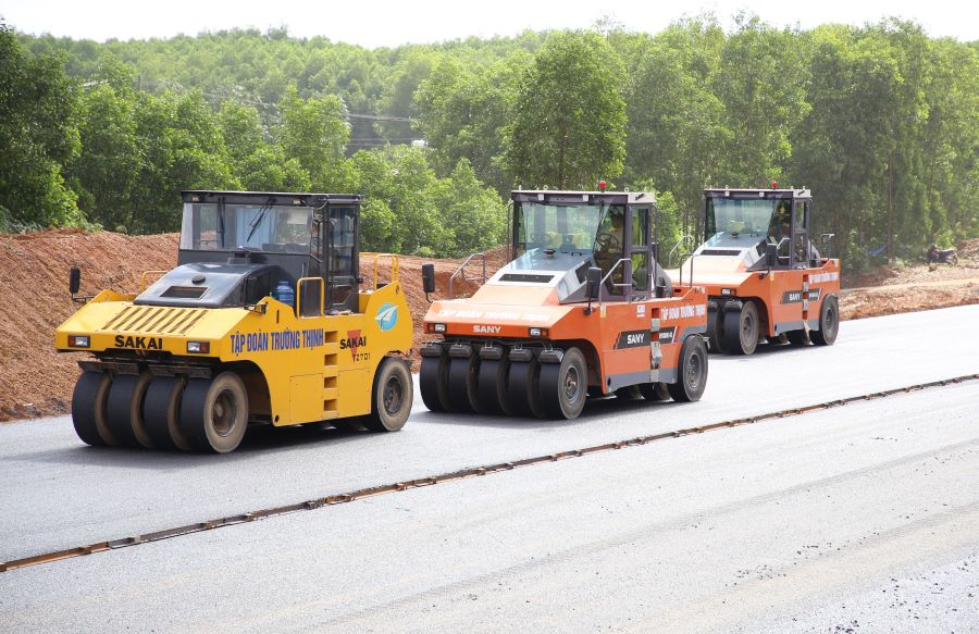 Thi công một đoạn cao tốc Vạn Ninh - Cam Lộ đoạn qua tỉnh Quảng Trị. Ảnh: Hưng Thơ.