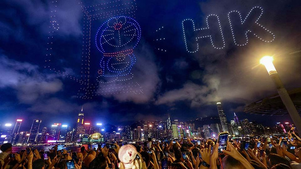 Cảng Victoria, Hong Kong (Trung Quốc) được thắp sáng bởi những nhân vật ngộ nghĩnh trong Doraemon. Ảnh: Xinhua