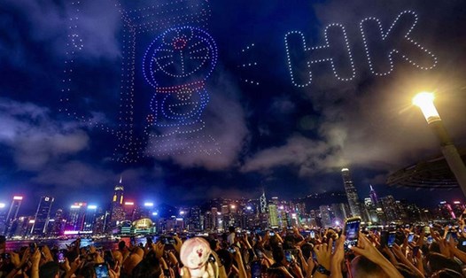 Cảng Victoria, Hong Kong (Trung Quốc) được thắp sáng bởi những nhân vật ngộ nghĩnh trong Doraemon. Ảnh: Xinhua
