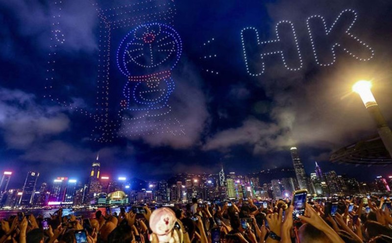 Cảng Victoria, Hong Kong (Trung Quốc) được thắp sáng bởi những nhân vật ngộ nghĩnh trong Doraemon. Ảnh: Xinhua