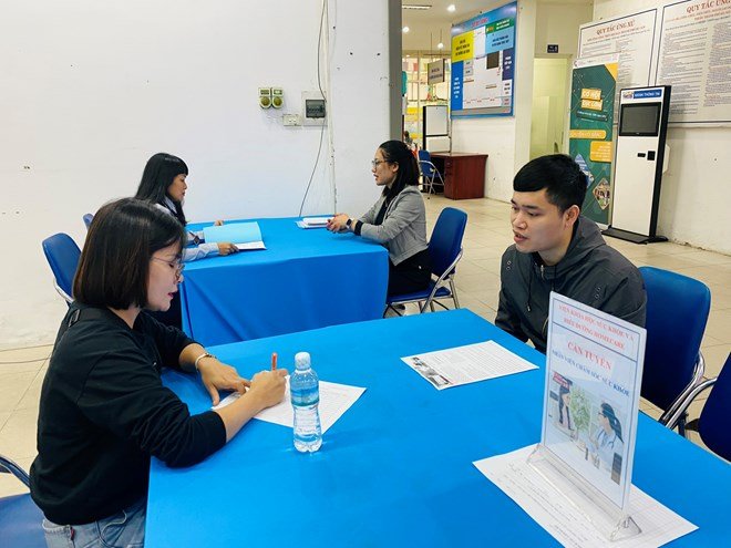 Người lao động tìm kiếm việc làm tại Trung tâm Dịch vụ việc làm Hà Nội. Ảnh: Hạnh An.